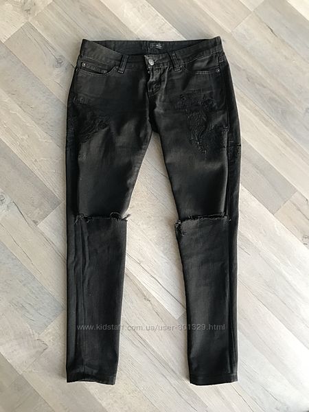 Чёрные джинсы Richmond с дырками на коленях 