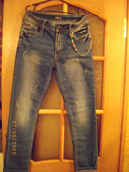 Красивые летние джинсы 34р c потёртостями.