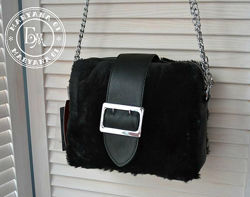 Меховая сумочка кросс-боди с пряжкой