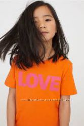 H&M Футболочки оранжевого цвета Love для 4-8 лет в наличии