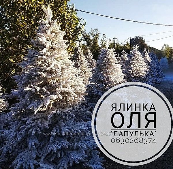 Засніжені литі новорічні ялиночки