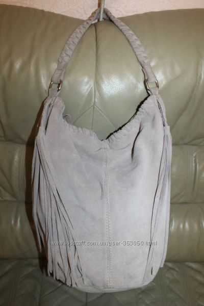 Сумка-торба с бахромойиз натуральной замши бренда MANGO