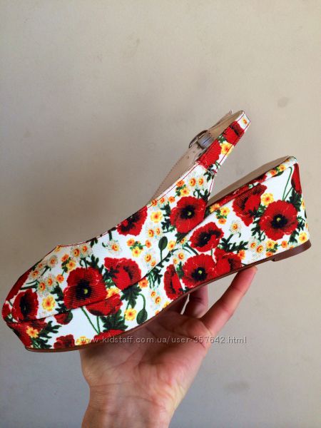 очень красивые босоножки цветы маки 35р.