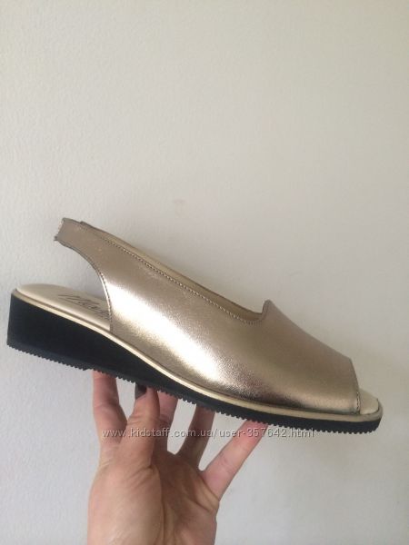 легкие кожаные мягкие босоножки 38. 5р.