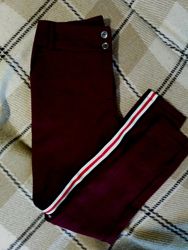 Недорого классные брюки-леггинсы с лампасами красивого цвета