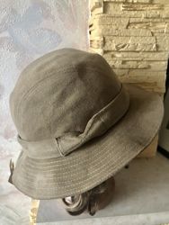 Оливковая классическая  шляпа под замшу