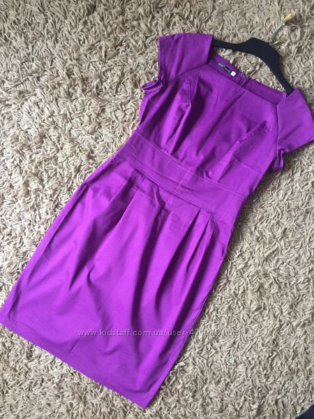 Яркое фиолетовое платье-футляр oodji с коротким рукавом. миди. р. 46