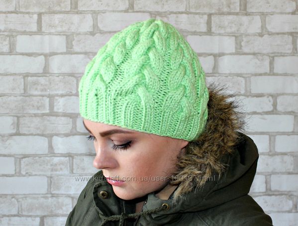 Теплая зимняя зеленая шапка. В наличии