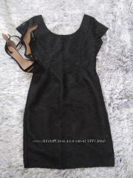 Маленькое чёрное кружевное платье футляр с коротким рукавом.