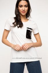 женская футболка De Facto белого цвета с черным квадратиком на груди