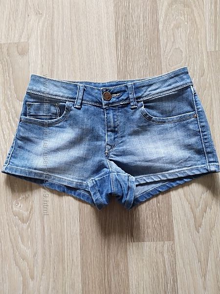 Короткие джинсовые шорты