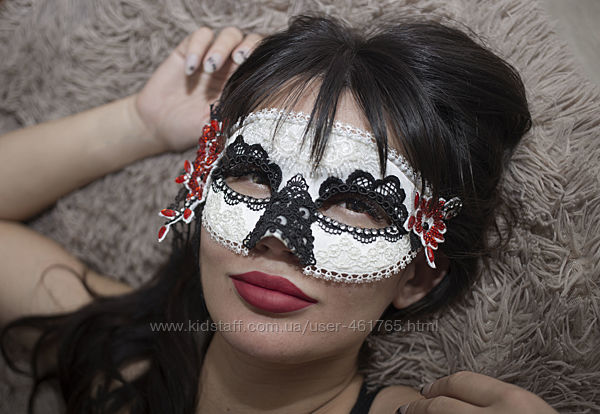 Розкішна карнавальна маска ручної роботи