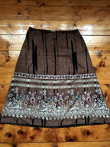 Спідничка трендового шоколадного кольору з красивим принтом