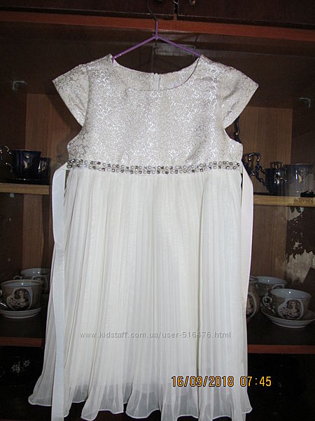 Нарядное платье для девочки фирмы Colabear 4-5 лет.