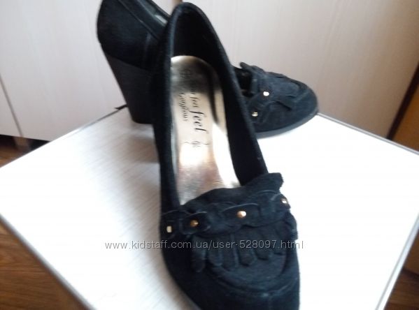 Черные  замшевые туфли лоферы на каблуке  38 размера