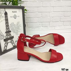 Кожаные красные босоножки на маленьком каблуке
