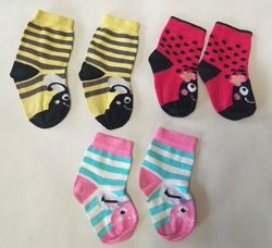 Яскраві шкарпетки з принтом жучків для дівчинки