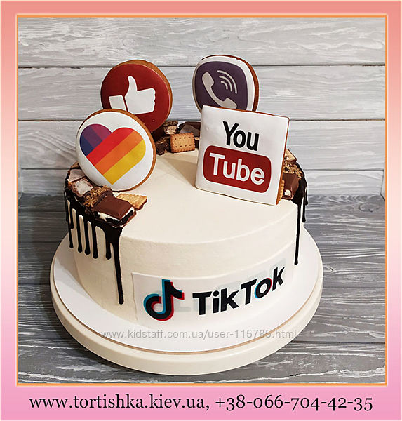 Торты украшены пряниками