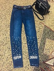 Стильные джинсы состояние новых
