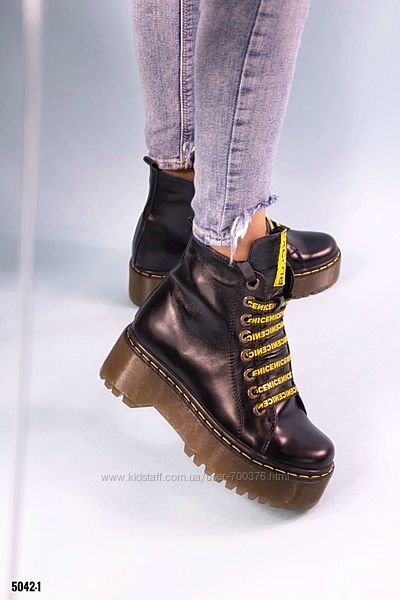 Ботинки, натуральная кожа, черные с желтой шнуровкой