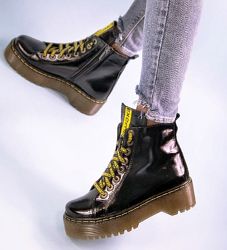 Ботинки, натуральная лаковая кожа, черные с желтой шнуровкой