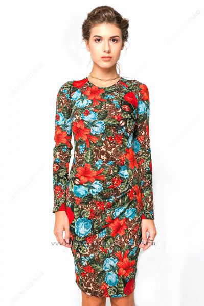  Яркое трикотажное платье с эффектным цветочным принтом