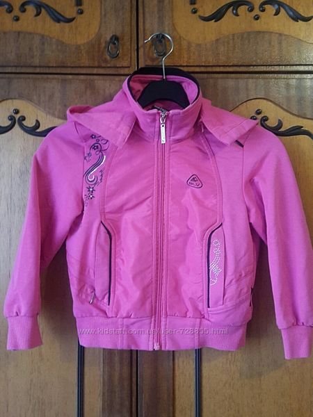Ярко розовая кофточка, курточка, ветровка на молнии ч капюшоном. На 4-10 лет