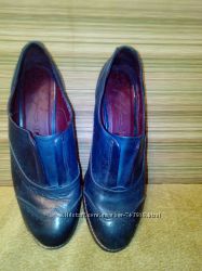 Красивые туфли синего цвета на широкую ножку на небольшем, удобном каблучке