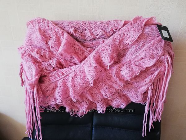 Ажурный розовый шарф шаль с бахромой