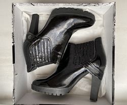Ботильоны ботинки на каблуке лаковые натуральная кожа Luciano Carvari