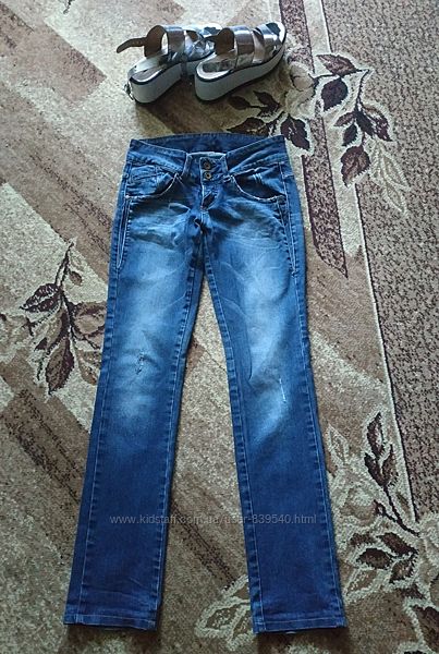 Пакетом джинсы 27р и босоножки 38р