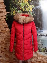 Зимння красная куртка с замочками натуральный мех из енота