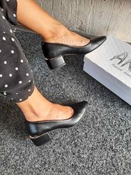 Новая коллекция Туфли лодочки чёрные кожаные на каблуке 