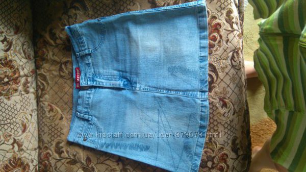 Красивая новая голубая джинсовая юбка