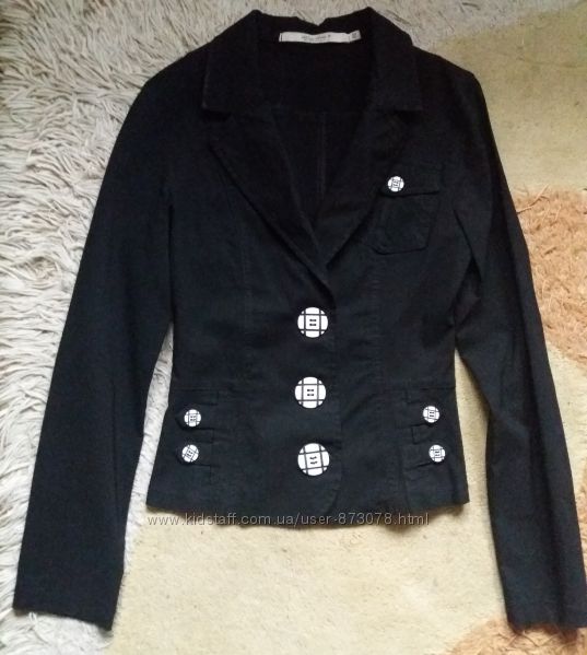 Красивый стильный элегантный приталенный черный женский пиджак школа