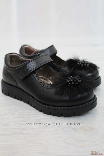 Туфлі чорного кольору прикрашені хутряною квіткою Kemal Pafi