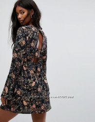 Черное мини платье с цветочным принтом и вырезом на спине prettylittlething