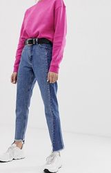 Трендовые mom джинсы мом monki с ассиметричным и необработанным низом