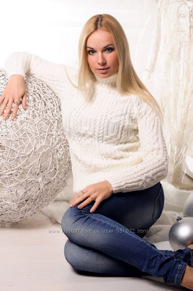 Светри та плаття в наявності