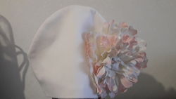 Демисезонная трикотажная шапка с цветком Gigis Apparel США