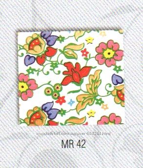 Зеркала в ассортименте - компактные и на подставке, простые и украшенные.