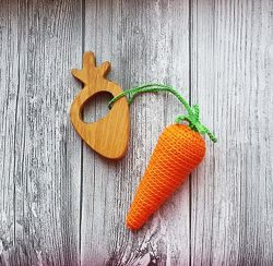 Погремушка морковь с деревянным грызунком, прорезыватель