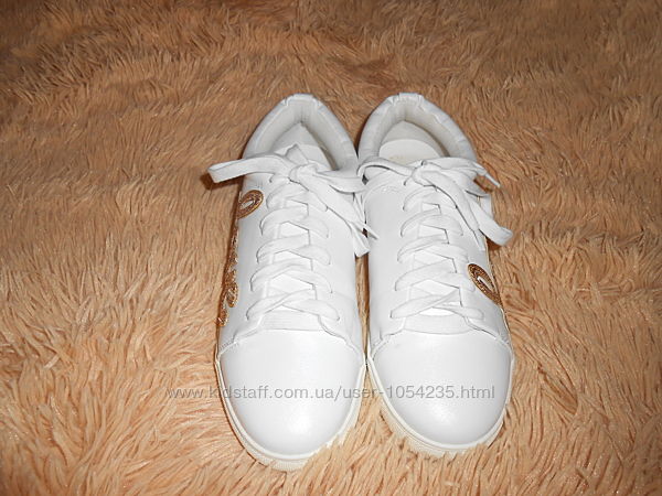 Кроссовочки по стельке 23,5 см.