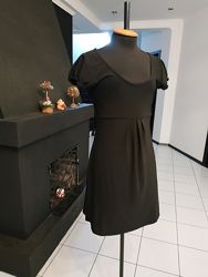 Маленькое черное платье с атласным поясом