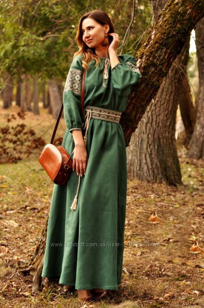 Неймовірно жіночна довга сукня зеленого відтінку