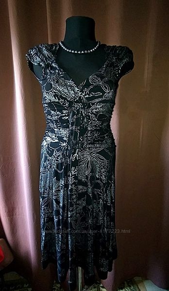 Платье нарядное 44-46, чёрное с серебряным узором
