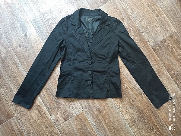 Размер 40 евро, Пиджак черный, красивая спинка с вышивкой 