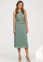 Красивое кружевное плиссированное вечернее платье миди H&M мятного цвета.