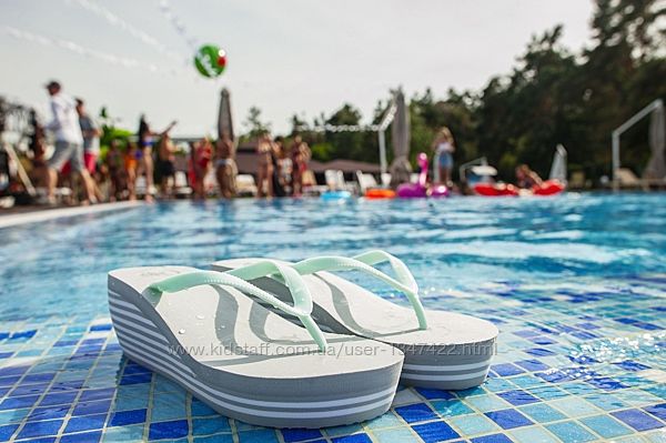 Яскраві комфортні шльопанці, шльопки, сланці calypso на танкетці