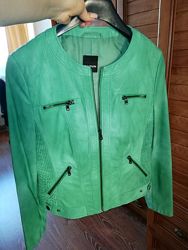 Куртка из высококачественной экокожи красивого весенне-зелёного цвета